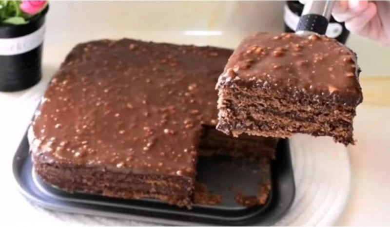 كيكة البسكويت الباردة حضريها في دقائق بدون بيض ولا فرن وبخطوات سهلة وسريعةخلال فصل الصيف تحديدا يزداد البحث من قبل الأمهات عن حلويات باردة ولذيذة