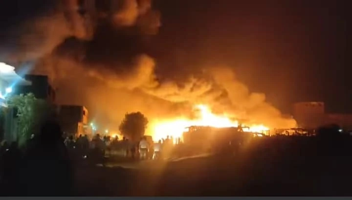 كشف تفاصيل اندلاع حريق محطة محولات كهرباء بالمنصورة حريق محطة محولات كهرباء بالمنصورة شب حريق هائل في محطة محولات قولنجيل، وهي أحد أكبر محطات