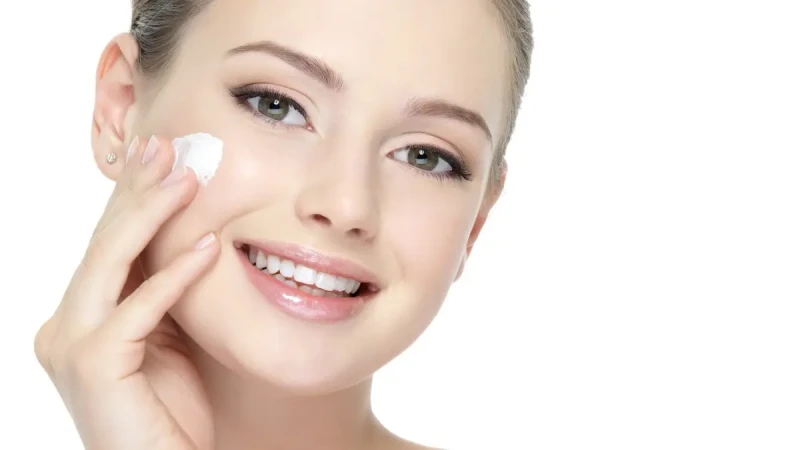 مع ارتفاع درجات الحرارة.. ماسكات طبيعية للعناية بالبشرة ماسكات طبيعية للعناية بالبشرة.. ترغب الكثير من الفتيات في الحصول على بشرة صافية وخالية من