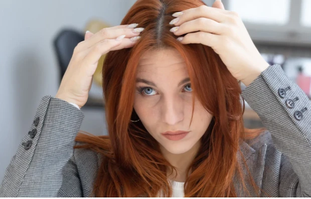 ما هو تفسير حلم الحناء على الشعر للمتزوجة لابن سيرين؟ تفسير حلم الحناء على الشعر للمتزوجة من الرؤى التي تتحير منها الكثير من السيدات نظرا لكون الحناء