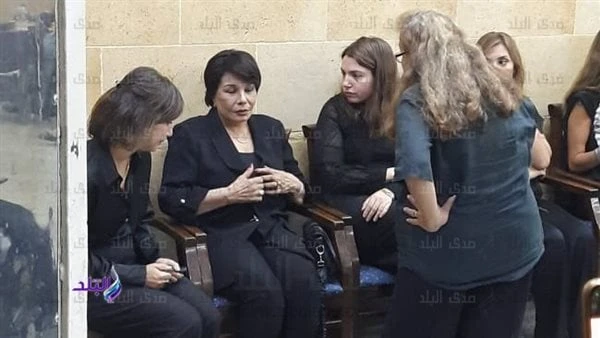 فردوس عبد الحميد تقدم واجب العزاء فى مدير التصوير عصام فريد.. شاهد استقبلت أسرة مدير التصوير عصام فريد، واجب العزاء مساء اليوم الإثنين 8 يوليو بمسجد