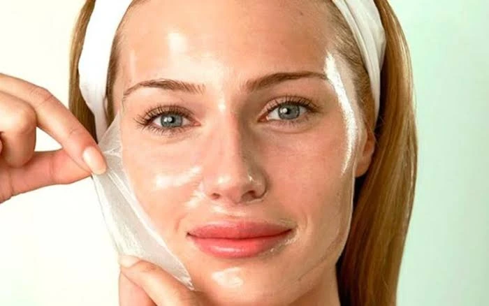 تعرفى على فوائد الجيلاتين للبشرةالجيلاتينالجيلاتين هي مادة هلامية صلبة وشفافة ولكن قد يميل لونها إلى الأصفر أحيانا، وهي مادة تستخدم في؛ الأطعمة،