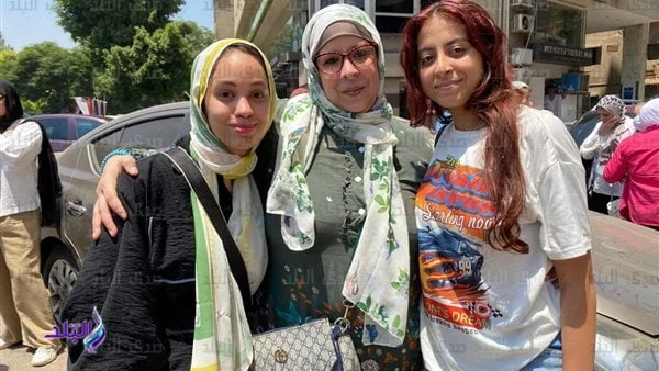 تباين آراء طلاب الثانوية العامة حول امتحان الديناميكا رصدت عدسة افاق عربية صورا و فيديوهات من أمام لجنة امتحانات الثانوية العامة بمدرسة جمال عبد الناصر بمنطقة الدقي، وذلك لرصد آراء