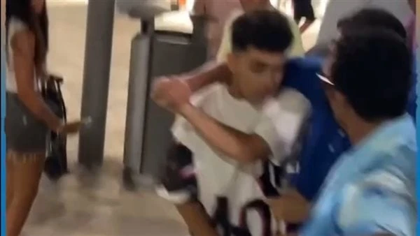 اضرب بالقلم.. خناقة شوارع بين محمد رمضان وشاب في الساحل الشمالي تداول عدد من رواد مواقع التواصل الاجتماعي فيديو لمحمد رمضان أثناء تواجده في الساحل