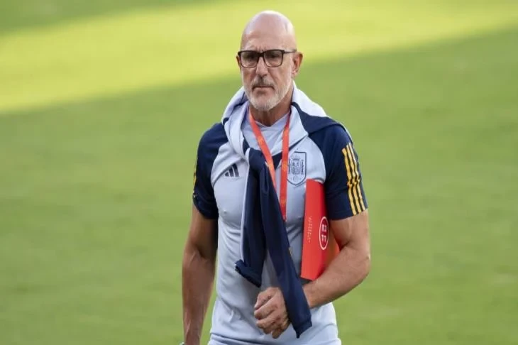 الاتحاد الإسباني يسعى لتمديد عقد دي لا فوينتي جريدة افاق عربية وكالاتأعلن بيدرو روشا، رئيس الاتحاد الإسباني لكرة القدم، عن نية الاتحاد التفاوض مع مدرب المنتخب الإسباني، لويس دي لا