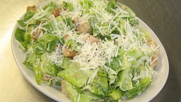وصفة سهلة ومشبعة.. طريقة عمل سلطة الخس بالخبز الفرنسيتعتبر طريقة عمل سلطة الخس بالخبز الفرنسي من وصفات المطبخ العالمي، ويمكن تحضيرها في المنزل بخطوات