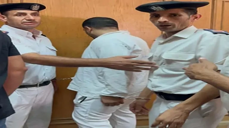 الجلسة سرية تفاصيل فض أحراز قضية سفاح التجمع المتهم بمأزق عقب خروج 300 فيديو غير أخلاقيفض أحراز قضية سفاح التجمع عندما تناحى الطاقم القانوني الجديد