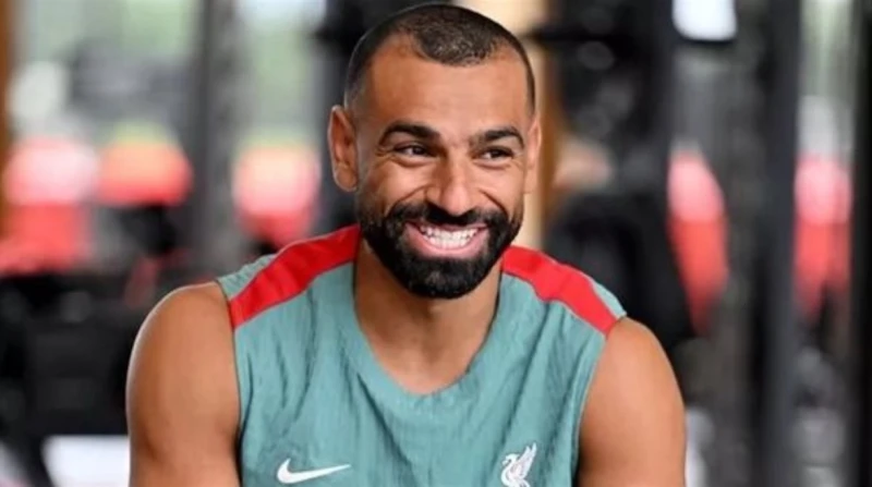 مقص الحلاق.. هل يعيد لمحمد صلاح ثقته بنفسه؟ أثار نجم منتخب مصر، ونادي ليفربول الإنجليزي، محمد صلاح، جدلا على منصات التواصل الاجتماعي، بعد ظهوره بقصة شعر جديدة خلال تدريبات الفريق، 