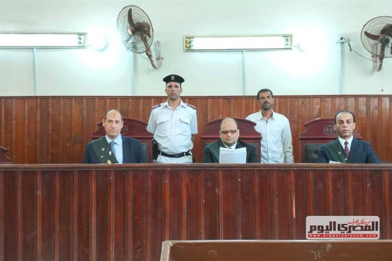 بتهمة تزوير أوراق رسمية.. السجن سنة مع الايقاف ل3 موظفين بالمنيا عاقبت محكمة جنايات المنيا، اليوم الثلاثاء 30 يوليو، 3 موظفين مقيمين جميعا، بمركز بني