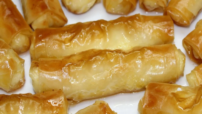 فرحي أولادك طريقة عمل أصابع الجلاش بالكريمة بمكونات سهلة وبسيطة وطعمها خطير أصابع الجلاش بالكريمة من الحلويات الشرقية المحببة لدي الكثيرين كبارا وصغارا، والتي تتميز بطعمها اللذيذ م