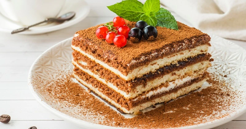 كيكة نسكافيه بالبسكويت بطريقة سهلةالمكوناتمكونات طبقة الكريمة:ثلثا كوب من الحليب السائل.علبة من بودرة الكريمة.علبتان من القشطة.ثلاث ملاعق كبيرة من