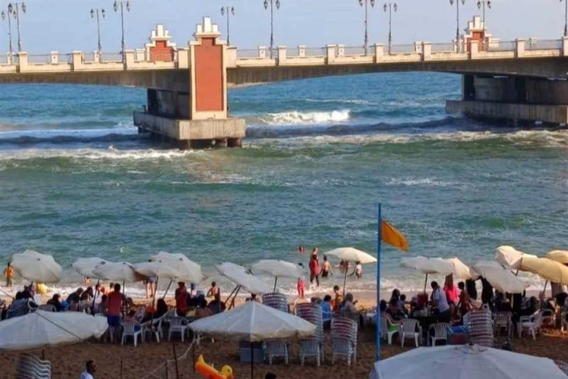 مع الحذر.. فتح جميع شواطئ الإسكندرية للسباحة وإنزال الرايات الحمراء (صور) قررت الإدارة المركزية للسياحة والمصايف بالإسكندرية السماح للمصطافين، اليوم الأحد، بنزول البحر بكافة شواطئ