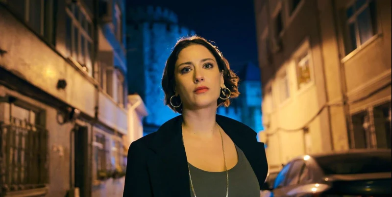 هازال كايا وتشاغلار ارطغرل في كواليس مسلسل غرفة الاستجواب طرحت منصة تود، صور عديدة من كواليس مسلسل غرفة الاستجواب الذي يجمع الفنانة التركية هازال