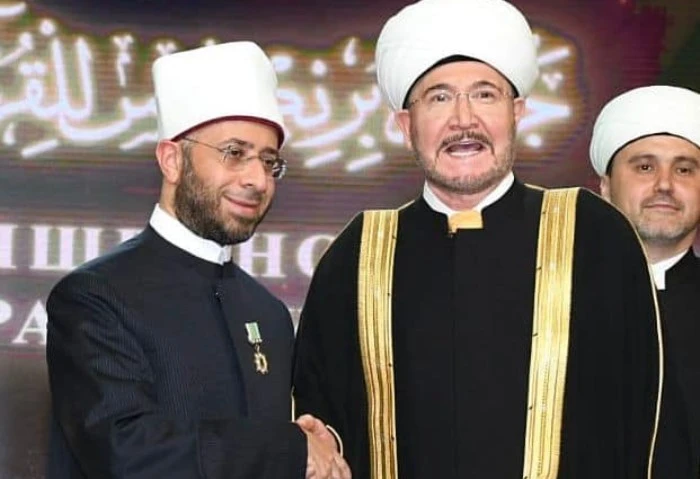 وزير الأوقاف يحصل على وسام الفخر من أعلى هيئة دينية في روسيا الاتحادية حصل الدكتور أسامة الأزهري وزير الأوقاف، على وسام الفخر، من المفتي الشيخ راوي عين الدين رئيس الإدارة الدينية ل