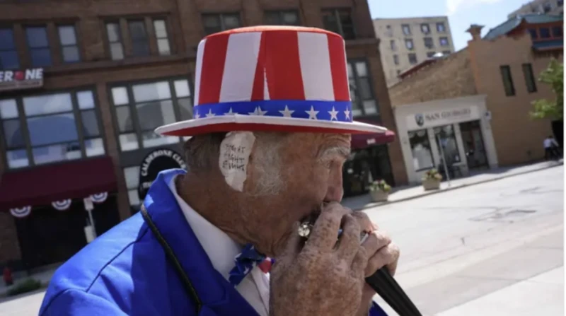 ضمادة مزيفة.. أذن ترامب أحدث صيحات الموضة في أمريكا وضع الحاضرين بالمؤتمر الوطني للحزب الجمهوري، ضمادات مزيفة على آذانهم تضامنا مع المرشح للرئاسة