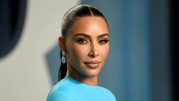 كيم كاردشيان تمارس رياضة ركوب الأمواج صورتقضي نجمة تلفزيون الواقع الأمريكية كيم كاردشيان إجازتها الصيفية في إحدى المدن، وتشارك جمهورها العديد من الصور، عبر صفحتها الشخصية بموقع تبا