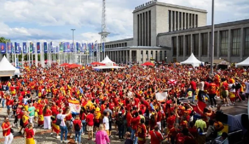 شاهد أجواء ما قبل نهائي يورو 2024: زحف جماهيري كبير شاهد في التقرير التالي تغطية مباشرة، بالصور والفيديو، لأجواء ما قبل نهائي منافسات كأس أمم أوروبا