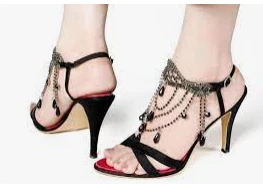 تعرف على تفسير حلم لبس حذاء للمتزوجة لابن سيرين تفسير حلم لبس حذاء للمتزوجة، عندما ترى المتزوجة في منامها أنها تلبس الحذاء يصبح للحلم العديد من