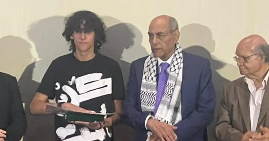 الفن أحمد بدير يهدى تكريمه بمهرجان جمعية الفيلم لحفيده ويعلق: هو اللى هيكمل مسيرتى أفاق عربيةأفاق عربية الفن نتحدث اليوم حول أحمد بدير يهدى تكريمه