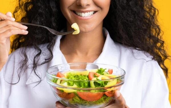 3 طرق طبيعية تساعدك على حرق دهون البطن.رغم صعوبة خسارة الوزن وخصوصا التخلص من الدهون البطن، إلا أن هناك تغييرات بسيطة في نمط الحياة تساعد في إزالة