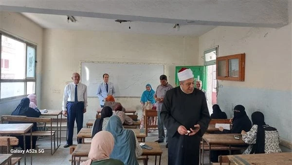 قيادات قطاع المعاهد الأزهرية يتفقدون لجان امتحانات الشهادة الثانوية للقسم العلمي تفقد الشيخ أيمن عبد الغني، رئيس قطاع المعاهد الأزهرية، اليوم