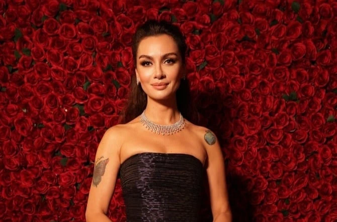 بطلة المقبرة تتعرض لحادث خطير في موقع تصوير المسلسل تعرضت الممثلة التركية، بيرجي أكالاي، لحادث خطير خلال تصوير أحد مشاهدها في مسلسلها المقبرة، إذ سقطت وأصيبت عند منطقة الصدر فتوجهت