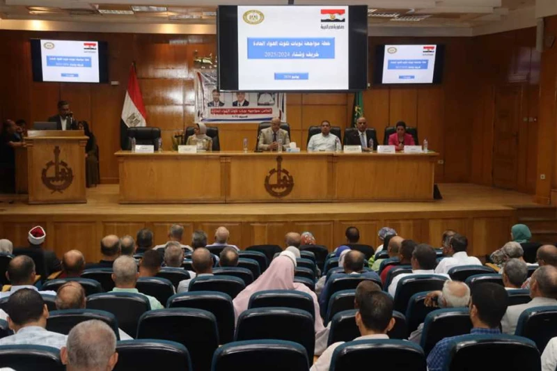 الزراعة والبيئة ومحافظة القليوبية تناقش خطة مواجهة السحابة السوداء عقدت وزارت التنمية المحلية والزراعة والبيئة، اليوم الاثنين، اجتماعا مع محافظة