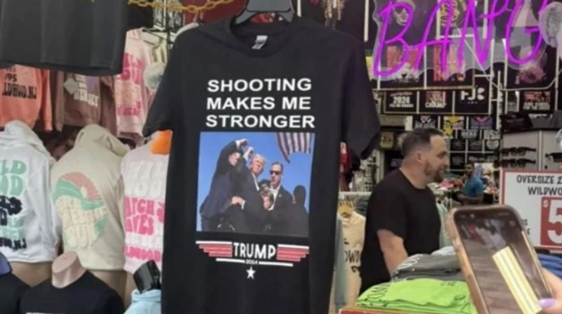 تي شيرت ترامب الملطخ بالدماء.. كيف استفادت الشركات من حادث المنصة؟ في أعقاب المحاولة الفاشلة لاغتيال الرئيس الأمريكي السابق، دونالد ترامب، أثناء تواجده على منصة مؤتمر انتخابي في بن