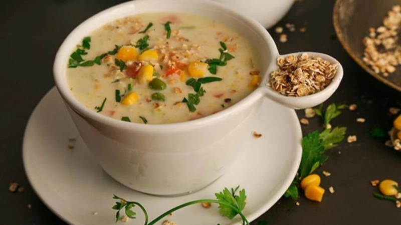 شوربة الشوفان بالحليب بطريقة سهلةالمكوناتأربعة أكواب من الماء.خمس ملاعق من حليب البودرة.مكعب من مرق الدجاج.أربع ملاعق كبيرة من الشوفان.ملعقة شبت