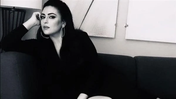 أبيض وأسود.. نهى عابدين تخطف الأنظار بجمالهاشاركت الفنانة نهى عابدين جمهورها عبر حسابها الخاص بموقع التواصل الاجتماعي إنستجرام صورة جديدة.وظهرت نهى