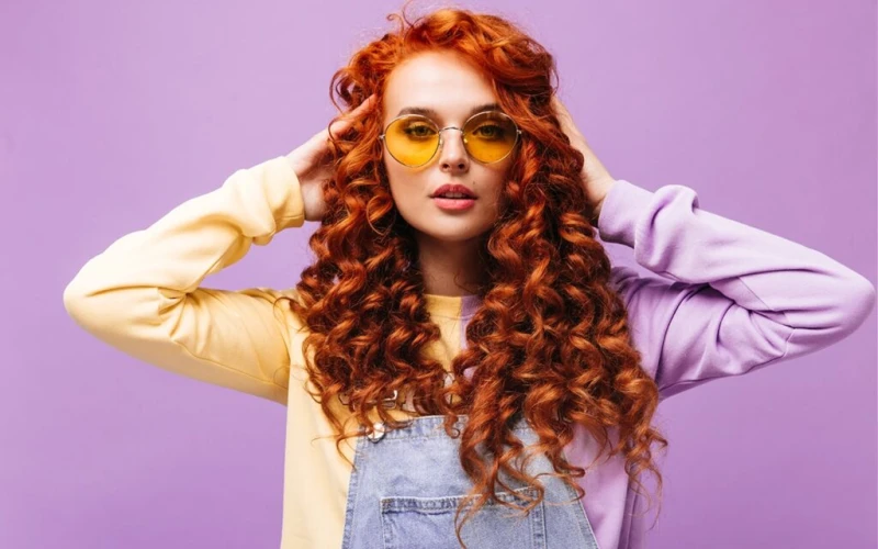 تفتيح الشعر بدون صبغاتالفيتامين سييغذي الفيتامين الشعر ويمنحه لونا فاتحا في الوقت نفسه، لذا قومي بطحن ثماني حبات من الفيتامين سي واخلطيها مع الشامبو