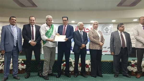 نقابة الغزل والنسيج تكرم 53 عاملا.. القابضة: الرئيس السيسى أعاد للصناعة مكانتهاكرمت النقابة العامة للعاملين بالغزل والنسيج، برئاسة المحاسب عبدالفتاح