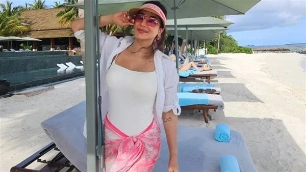 ب كاش مايوه.. لجين تستعرض جمالها وأنوثتها على البحراعتاد متابعو الإعلامية السعودية لجين عمران، على إطلالتها الملفتة التي تبرز أنوثتها بشكل مثير، وهذا