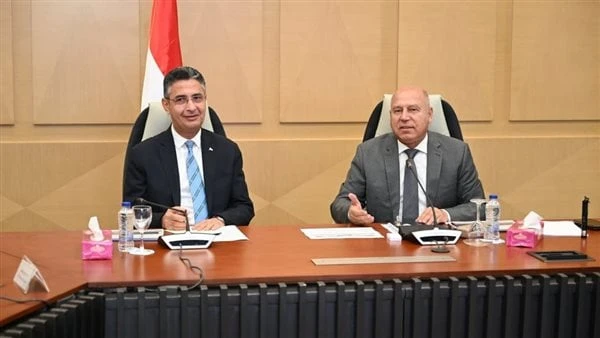 وزيرا الصناعة والتموين يتفقان على التعاون لتيسير نقل الأقماح والسلع الغذائية للمخازنعقد الفريق مهندس كامل الوزير، نائب رئيس مجلس الوزراء للتنمية