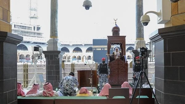 خطيب المسجد الحرام : في مسيرة الإنسان إلى ربه فتن خطافةقال الشيخ الدكتور صالح بن عبدالله بن حميد ، إمام وخطيب المسجد الحرام، إن في مسيرة الإنسان إلى ربه فتن خطافة.فتن خطافةوأوضح بن