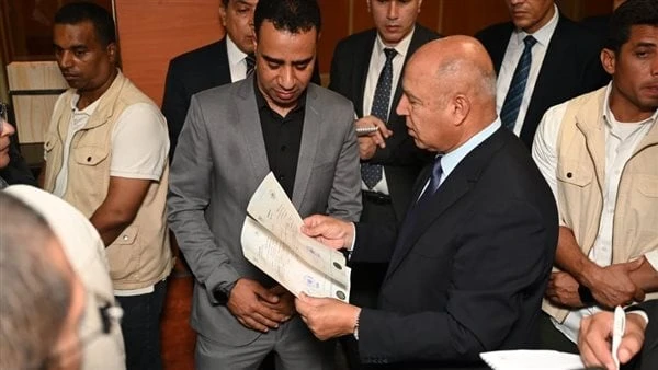 منح مستثمرين رخص التشغيل وشهادات السجل الصناعي بالهيئة العامة للتنميةفي إطار تنفيذ خطة شاملة للنهوض بقطاع الصناعة في مصر باعتباره قاطرة التنمية