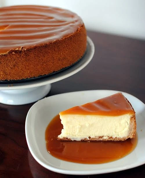 تشيز كيك الكراميل والقهوةقالب التشيز كيك من الحلويات المشهورة جدا حول العالم، وهو مكون من ثلاث طبقات البسكويت، وطبقة الجبن الكريمي، وطبقة ثالثة علوية