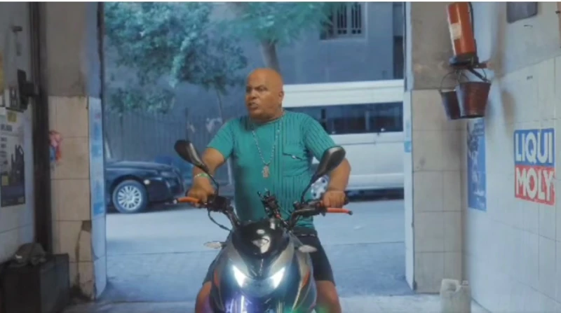 بطولة عادل شكل.. تفاصيل إعلان مدرس الفرنساوي المثير للجدل (خاص) مشهد سينمائي غير معتاد، يؤديه مجموعة ممثلين غير المعروفين، يدور حوارهم حول مستوى تعليم بعضهم البعض باللكنة المصرية م