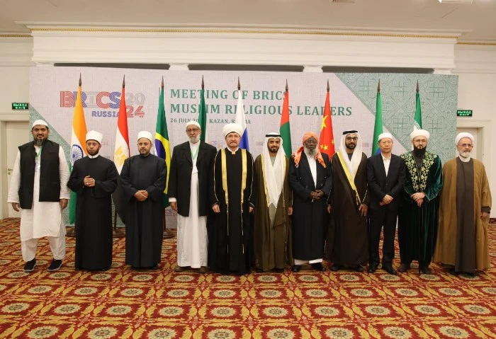 القيادات الدينية لمسلمي بريكس: ندعم الجهود الدولية لتحقيق السلام بمناطق الصراع اجتمعت القيادات الدينية لمسلمي دول تجمع بريكس، للمرة الأولى، بحضور، المفتي الشيخ راوي عين الدين، رئيس