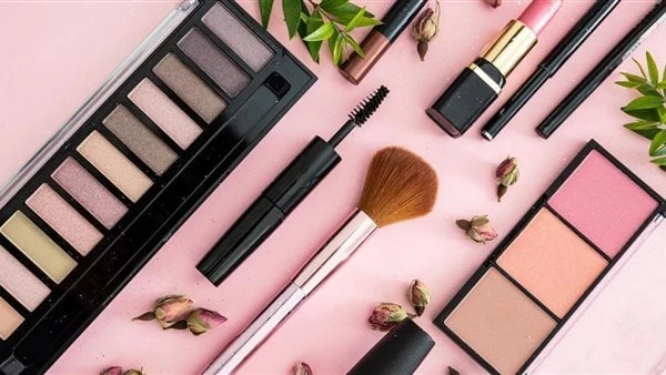 خطوات لحفظ جودة منتجات المكياج من الموجة الحارة وأفضل طرق التخزينقدمت خبيرة التجميل حنان الديب بعض الخطوات التي يمكنك اتخاذها لحفظ جودة منتجات