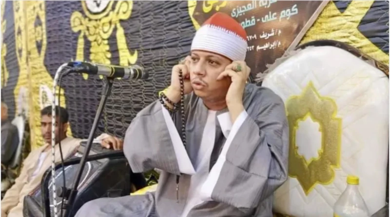 المقرئ المتمايل عن الفيديو المثير للجدل: مرقصتش على التختة (خاص) اندمج مقرئ قرآن في قرارة الآيات بأنفاس عميقة ثم يعاود القراءة مجددا وهو يتمايل يمينا