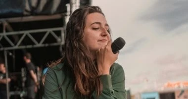 يوم الكاريوكي العالمي.. 5 أبراج تفضل الغناء بدون موسيقى أبرزهم السرطان المرأة والمنوعات شاهد المقال التالي من صحافة مصر عن يوم الكاريوكي العالمي 5