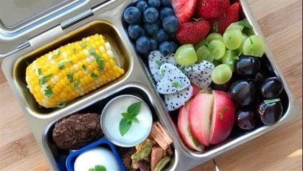 ما هي أفضل الطرق لتخزين هذه الأطعمة في لانش بوكس العمل؟تقدم خبيرة الإقتصاد المنزلى هبه محمد، بعض الطرق الفعالة لتخزين الأطعمة الصحية في لانش بوكس العمل:طرق فعالة لتخزين الأطعمة الص