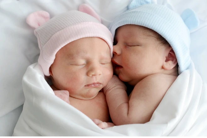 ماذا لو حلمت بتوأم؟ وما تفسير ابن سيرين؟ حلمت بتوأم، تفسير حلم التوأم في المنام له العديد من الدلالات والمعاني البعض منها يشير إلى الخير والبعض الآخر