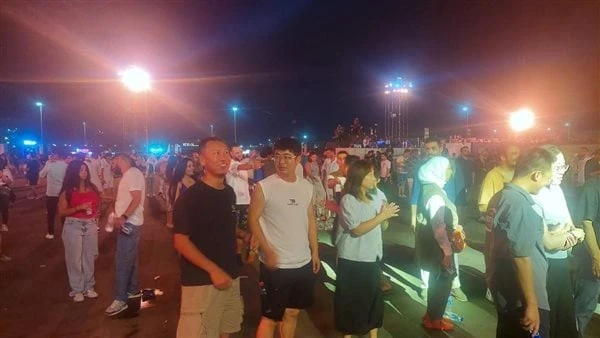 جمهور الكينج عابر للقارات.. كوريون في حفل محمد منيرتواجد عدد من محبي الكينج محمد منير من الجنسية الكورية داخل مسرح الأرينا للاستمتاع بأغانيه.ولفت