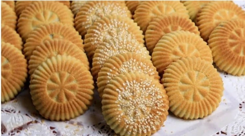 معمول التمر الهشة حضريها بمكونات بسيطة متوفرة في البيت وبتذوب في الفم يعد المعمول أحد أشهر الحلويات في العالم العربي وهو مفضل لدى غالبية الأفراد سواء كبار أو صغار ويتميز بإمكانية ت