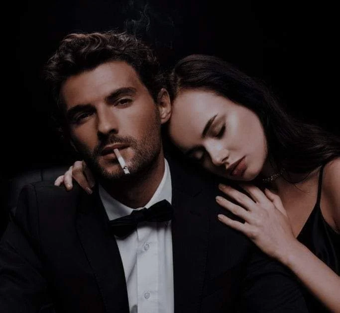 رواية قدر لنا اللقاء الفصل الثامن8 بقلم ريهام ابو المجد رواية قدر لنا اللقاء بقلم ريهام ابو المجدالحارس عطاه صورتين، بص في الأولي واللي كانت لشاب و٣ بنات ركز لاحظ أن دا حازم فعلا، 