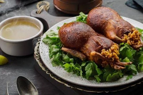 وصفة الحمام المشوي بالتوابل الفاخرة.يعتبر الحمام المشوى واحدا من الأطباق الفاخرة واللذيذة التي تتميز بنكهتها المميزة والغنية. إليك وصفة لتحضير حمام