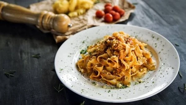 طريقة عمل مكرونة بصلصة التونة يمكن كسر روتين السفرة التقليدية بأكلة سهلة وسريعة التحضير وهى مكرونة بصلصة التونة والبصل.نعرض لكم طريقة عمل مكرونة