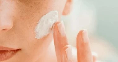 5 طرق تساعدك على تخفيف حروق الشمس.. لو بتخرج كتير فى الحر المرأة والمنوعات شاهد المقال التالي من صحافة مصر عن 5 طرق تساعدك على تخفيف حروق الشمس لو بتخرج كتير فى الحر، تحرص الكثير م